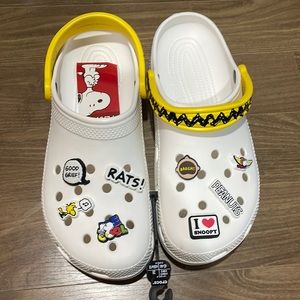 BRAND NEW never worn UNISEX (W12 M10)Peanuts (snoopy) Crocs